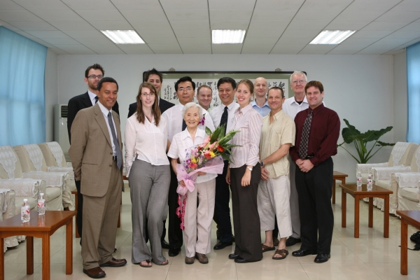 2007年9月，李佩先生陪同白春礼院长、邓勇书记会见外国文教专家