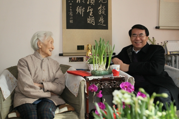 中国科学院院长白春礼多次看望李佩先生，称赞她是“优秀教师最突出的典范”