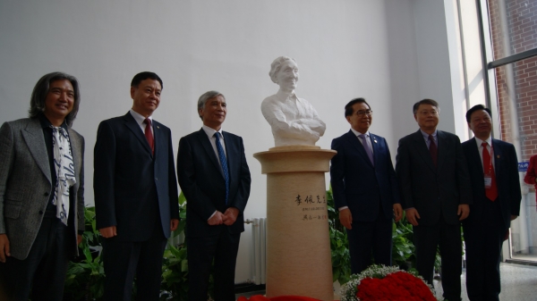 【40周年校庆】李佩先生塑像揭幕仪式在国科大雁栖湖校区举行