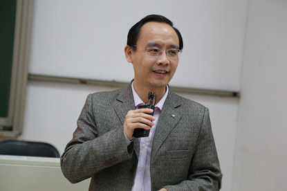 经济与管理学院党总支副书记谭红军主持典礼 经济与管理学院党总支副书记谭红军主持典礼