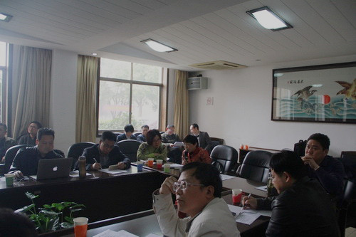 与会者积极发言