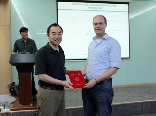 毛兰群副所长为Ackermann教授颁发“分子科学前沿讲座”荣誉证书