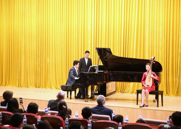 陈碧荷与潘晖诺演奏琵琶协奏曲《草原小姐妹》