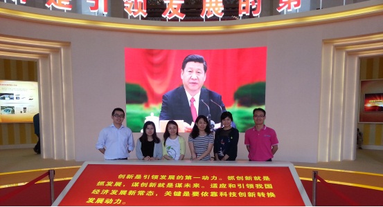 支部党员在展厅合影