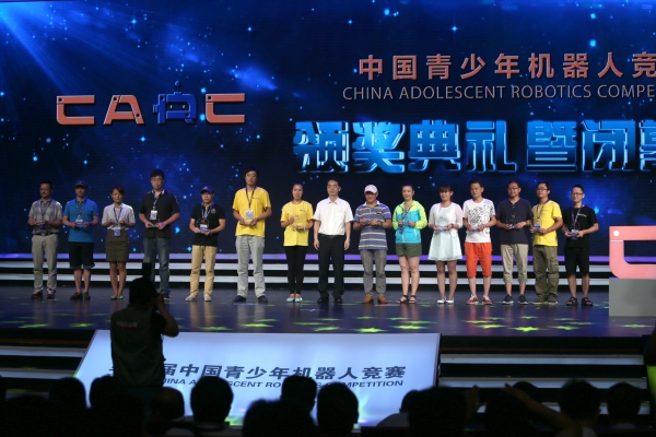  中国科协青少年科技中心副主任楼伟颁发优秀组织单位奖