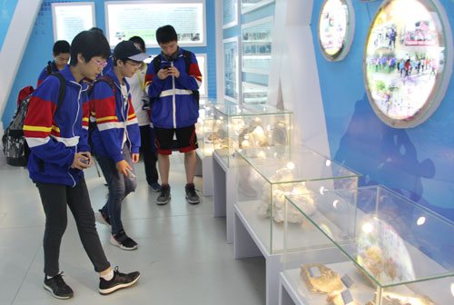北京五中分校学生到青海盐湖所开展科学探究活动