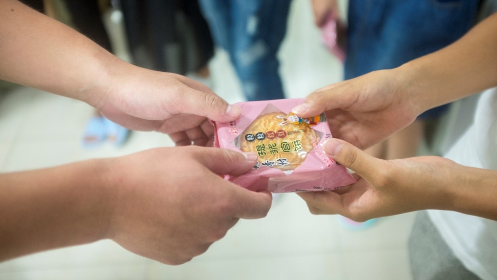 班委给每位同学送上月饼