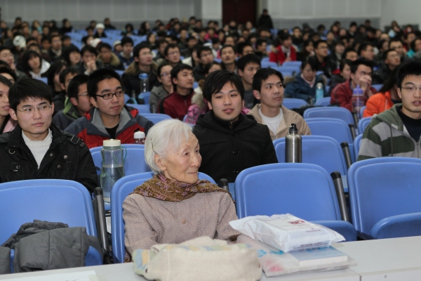 2011年1月，李佩先生93岁，她为中科院研究生院同学们讲述钱学森和李政道的励志故事