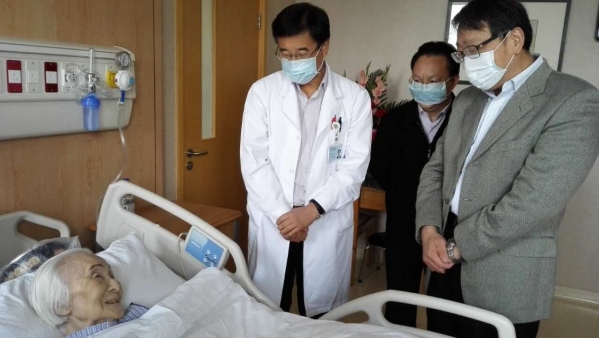 陈希听取主治医生病情和治疗方案汇报