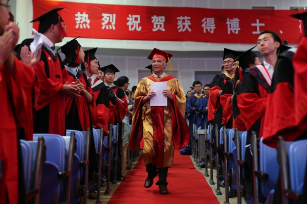 丁仲礼校长步入学位授予仪式现场