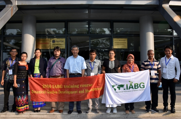 IABG秘书长、中科院华南植物园研究员黄宏文和学员合影