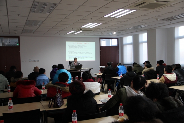 参加冬令营的同学们在听取“龙芯”总设计师胡伟武研究员的报告