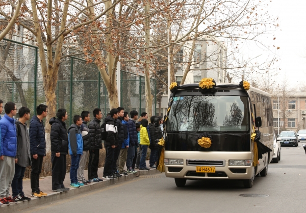 国科大师生站在道路两旁目送李佩先生的灵车经过