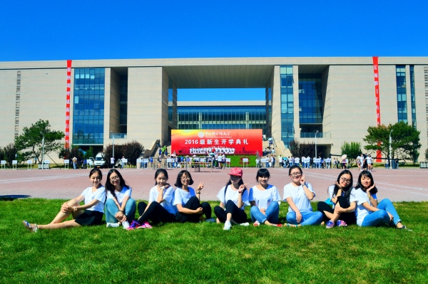 开学典礼结束后，资环学院的几个女生在图书馆前合影留念（邢华明 摄）
