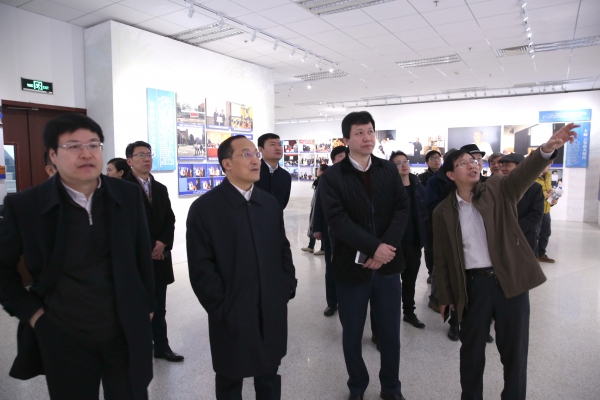 董军社、高随祥陪同张涛副院长及大连客人参观图书馆及研究生教育展