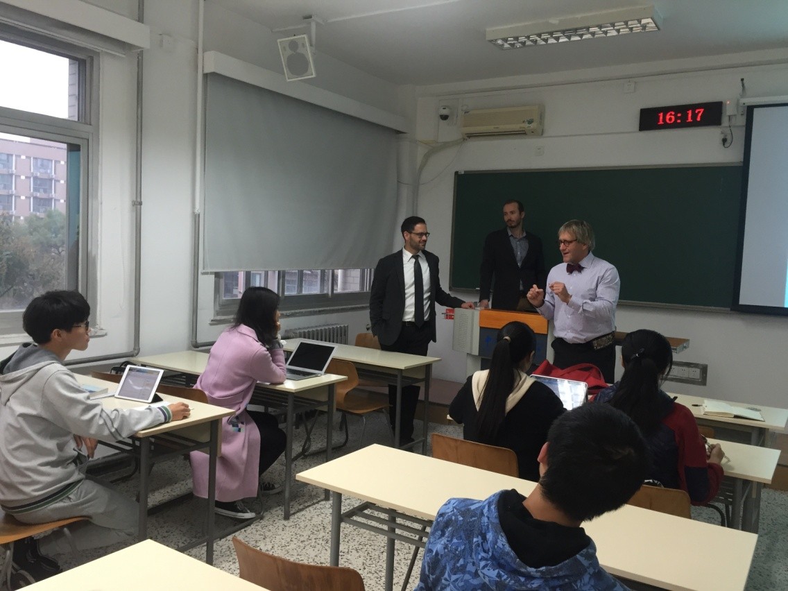加州大学戴维斯分校Matthew P. Augustine教授与我校学生互动
