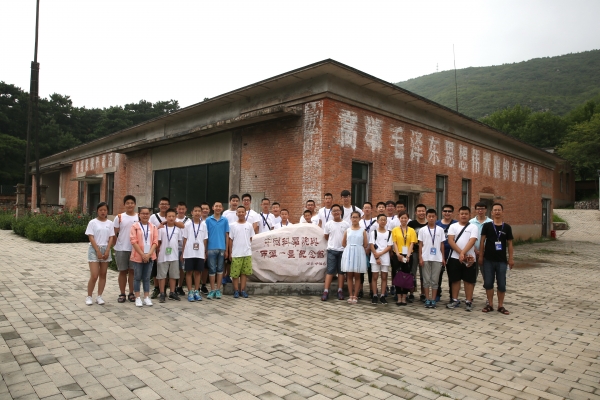 选手们在比赛间隙参观国科大“两弹一星”纪念馆
