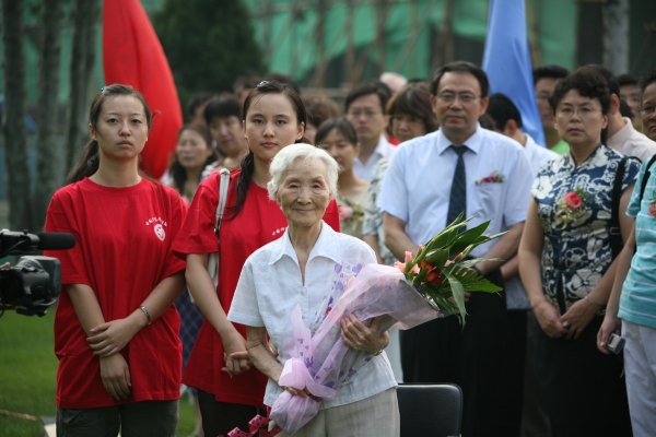 2007年9月，李佩先生出席中国科学院研究生院开学典礼