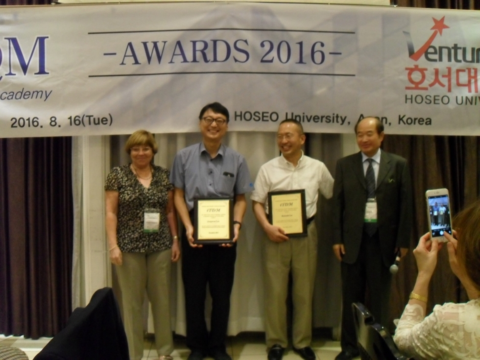 图14: 向Heeseok Lee和Jongwon Lee颁发“2015 Herbert Simon Award”