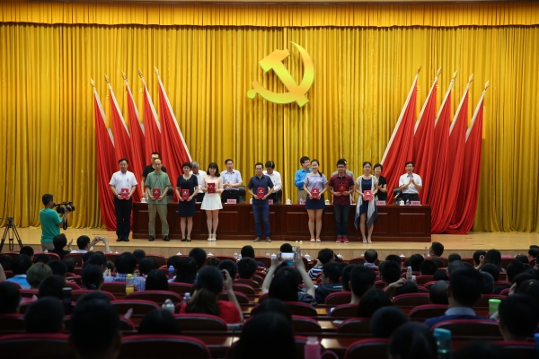 校领导为获得优秀共产党员荣誉称号的代表颁发荣誉证书