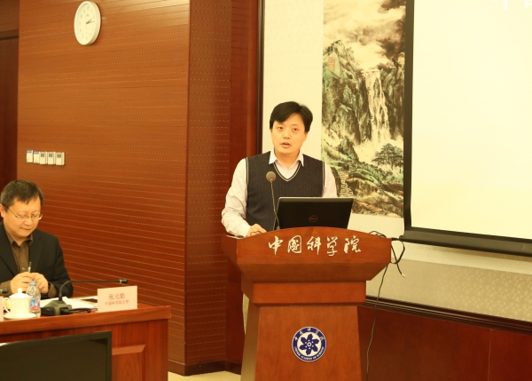国科大科研处处长林晓宣读国科大2016年第9次校长办公会关于成立中国科学院大学环保技术联盟的决议
