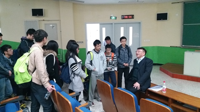 叶甜春老师与同学们亲切交流 叶甜春老师与同学们亲切交流