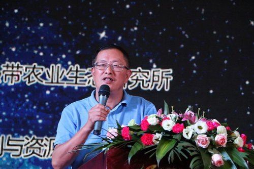 印遇龙在闭幕式上发表讲话