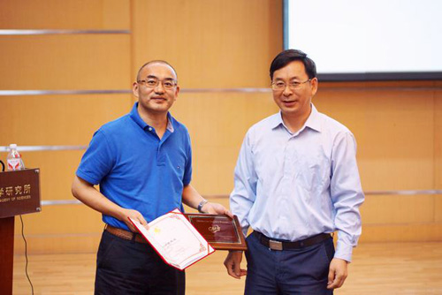 张德清所长为唐勇院士颁发“分子科学论坛”荣誉证书和奖牌 张德清所长为唐勇院士颁发“分子科学论坛”荣誉证书和奖牌