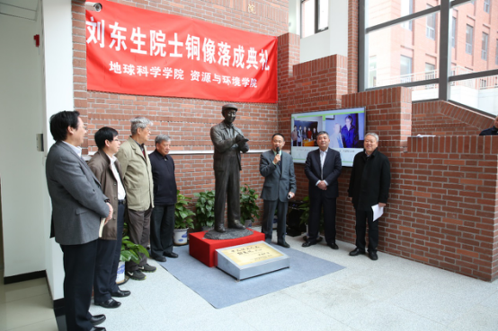 图4 刘先生的儿子,青岛海洋大学教授 刘强发言 图4 刘先生的儿子,青岛海洋大学教授 刘强发言