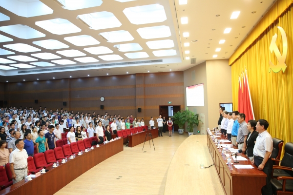 表彰大会在全体党员高唱国歌声中开始
