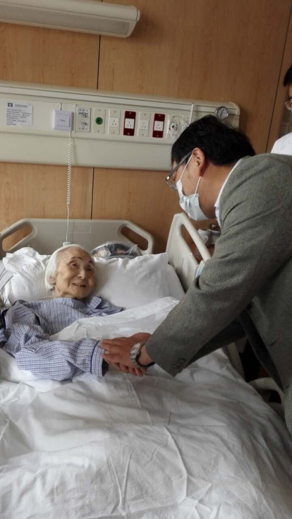 陈希祝福老人好好养病、早日康复、长命百岁