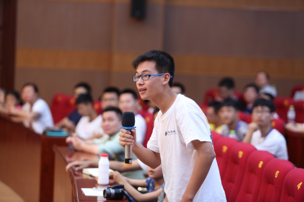 现场中学生积极提问