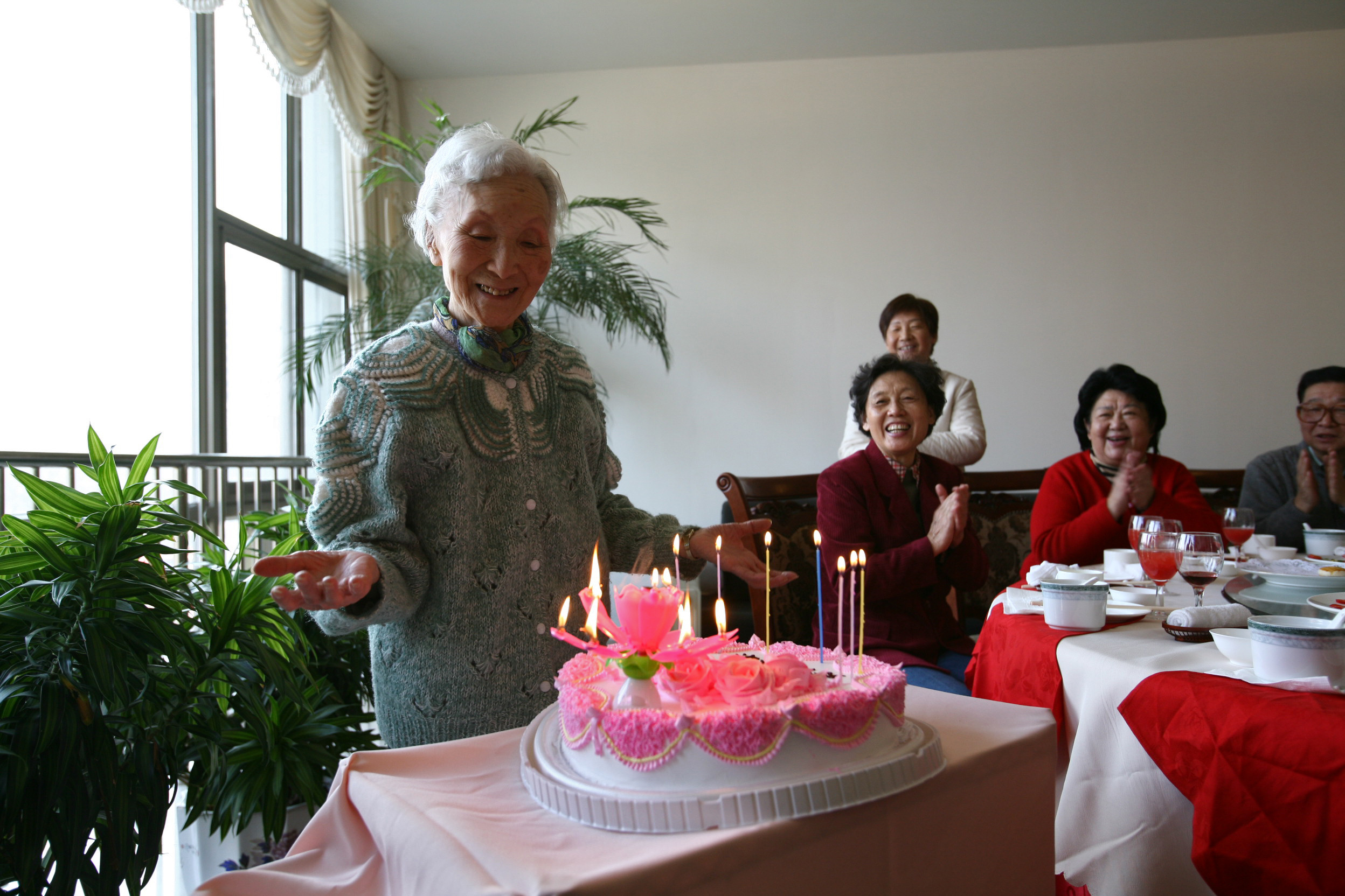2006年12月20日李佩先生点亮生日蜡烛.jpg