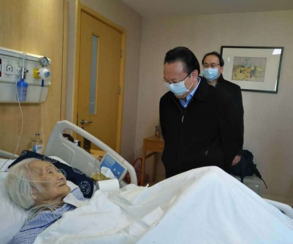 在在即将调离中国科学院之际，谭铁牛又一次专程看望李佩先生