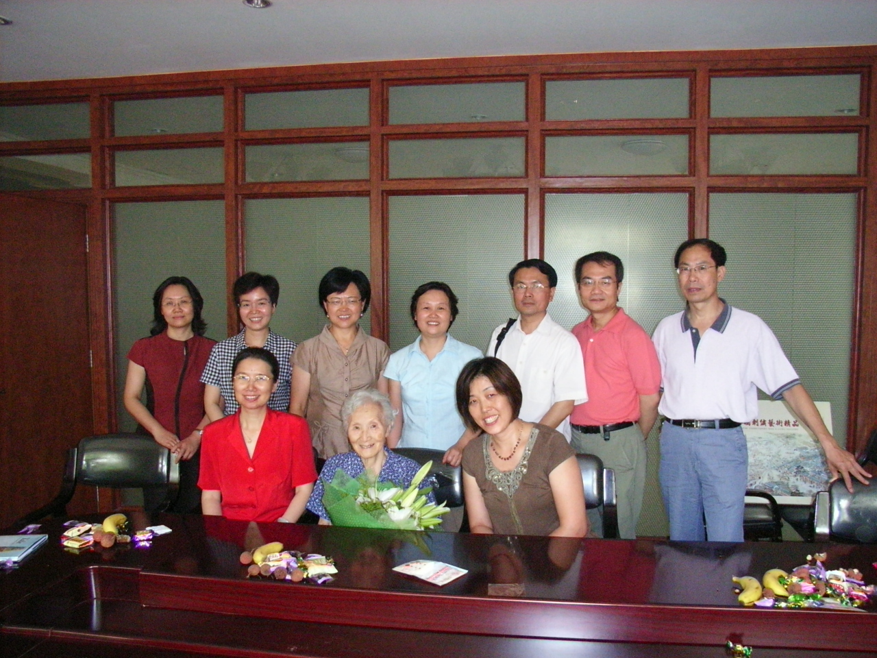 2007年李佩先生与国科大外语系85级学生毕业20年返校合影.jpg