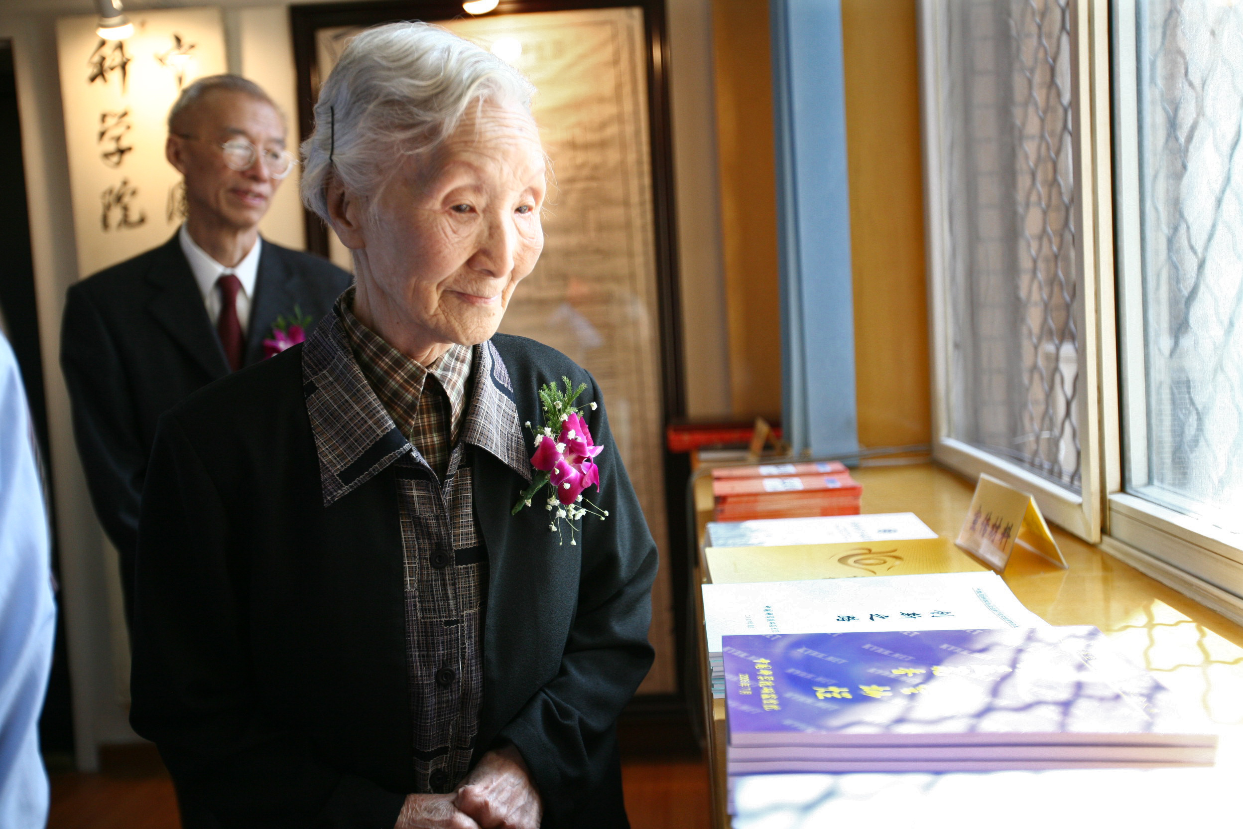 2006年9月李佩先生参观研究生院校史馆.jpg