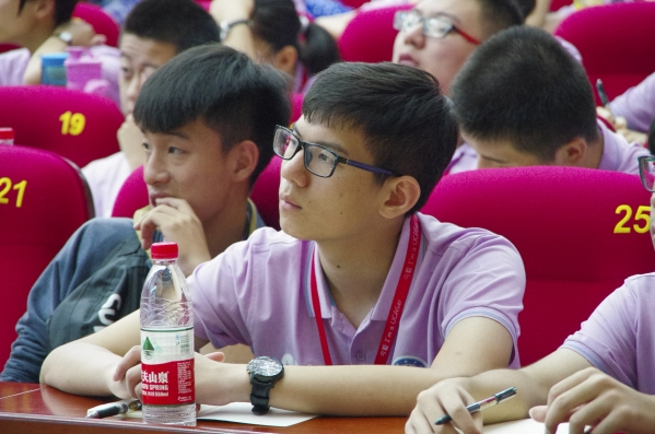 认真聆听的同学们