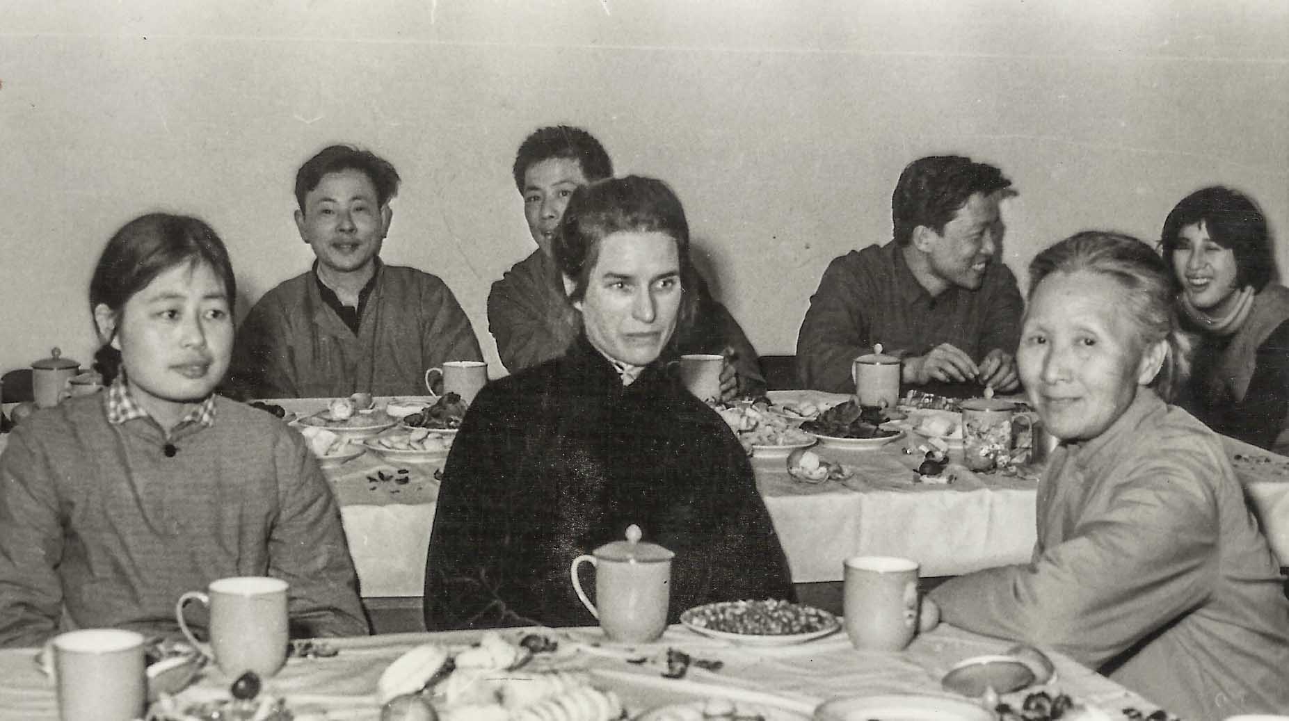 李佩右一和中国科学院研究生院外籍教员玛丽.jpg