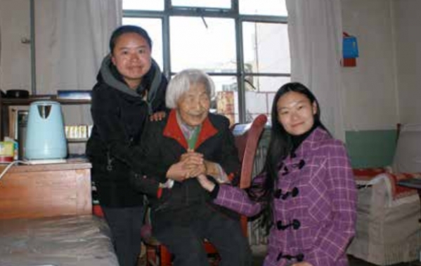 吴宁老师与外语系学生合影