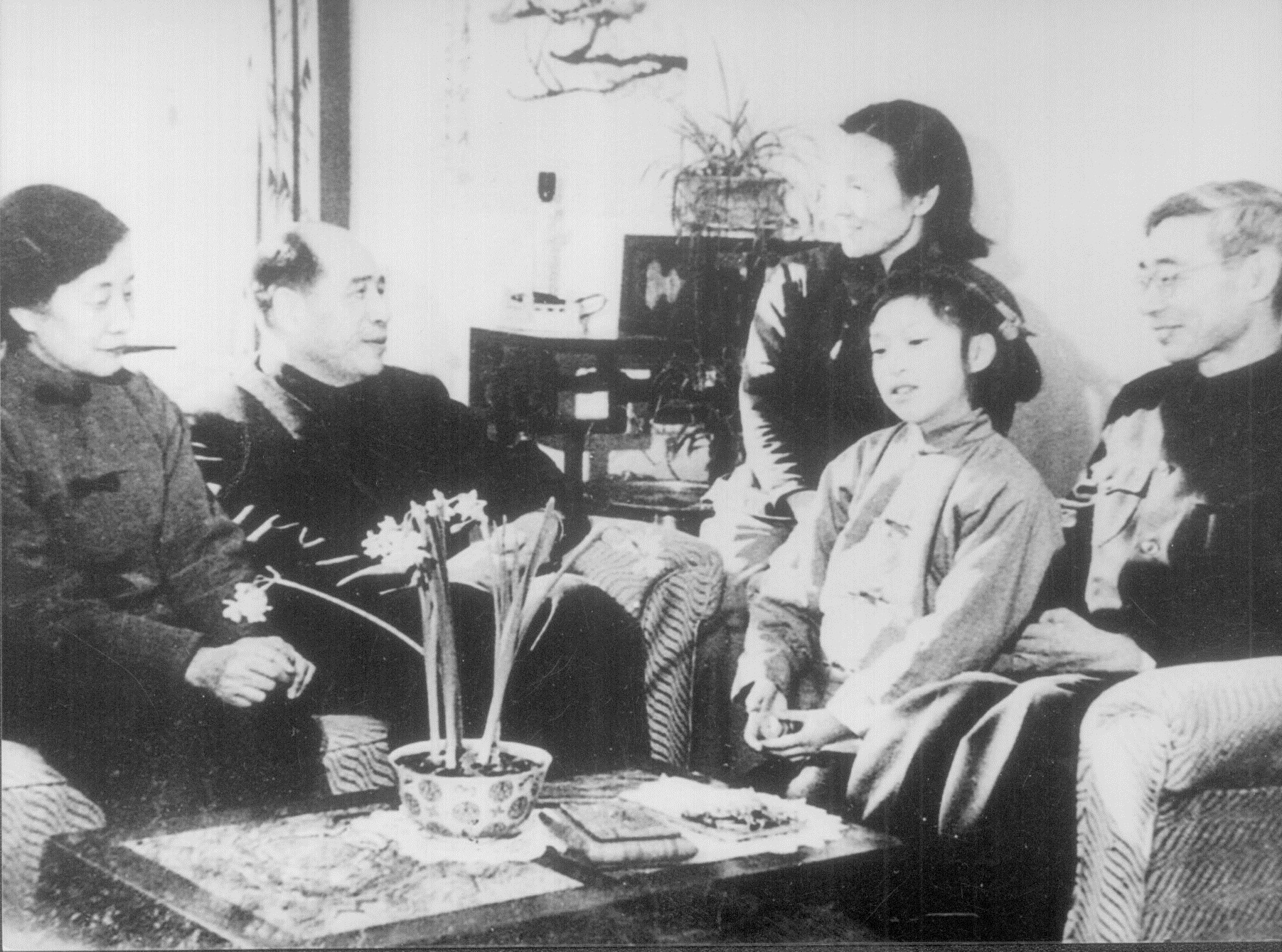 郭永怀与李佩在家中接待友人.jpg