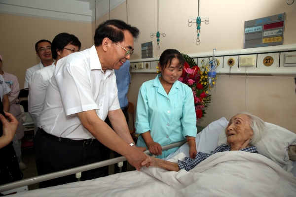 白春礼在病房看望李佩先生