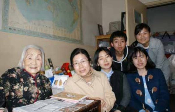 李佩老师与外语系高原主任、师生及本科生合影