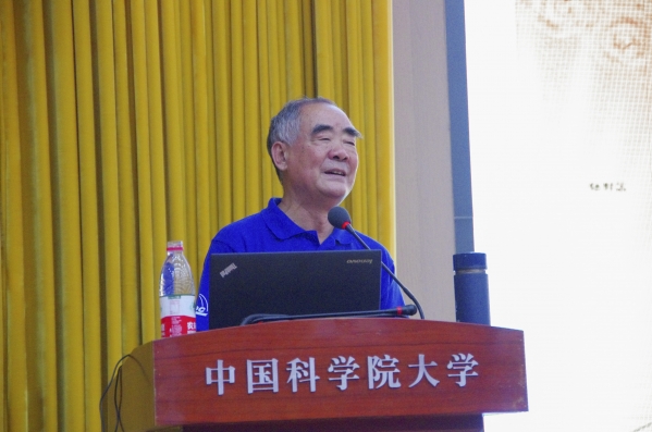 院士耐心回答问题