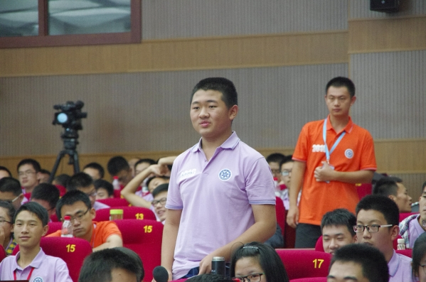 积极提问的同学们