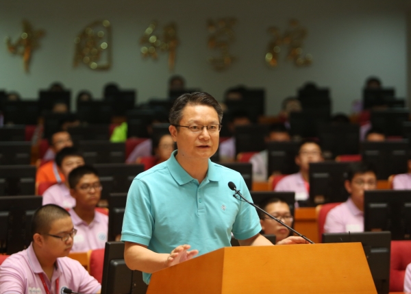 中国科学院大学招生与学位部部长袁增强主持开营仪式