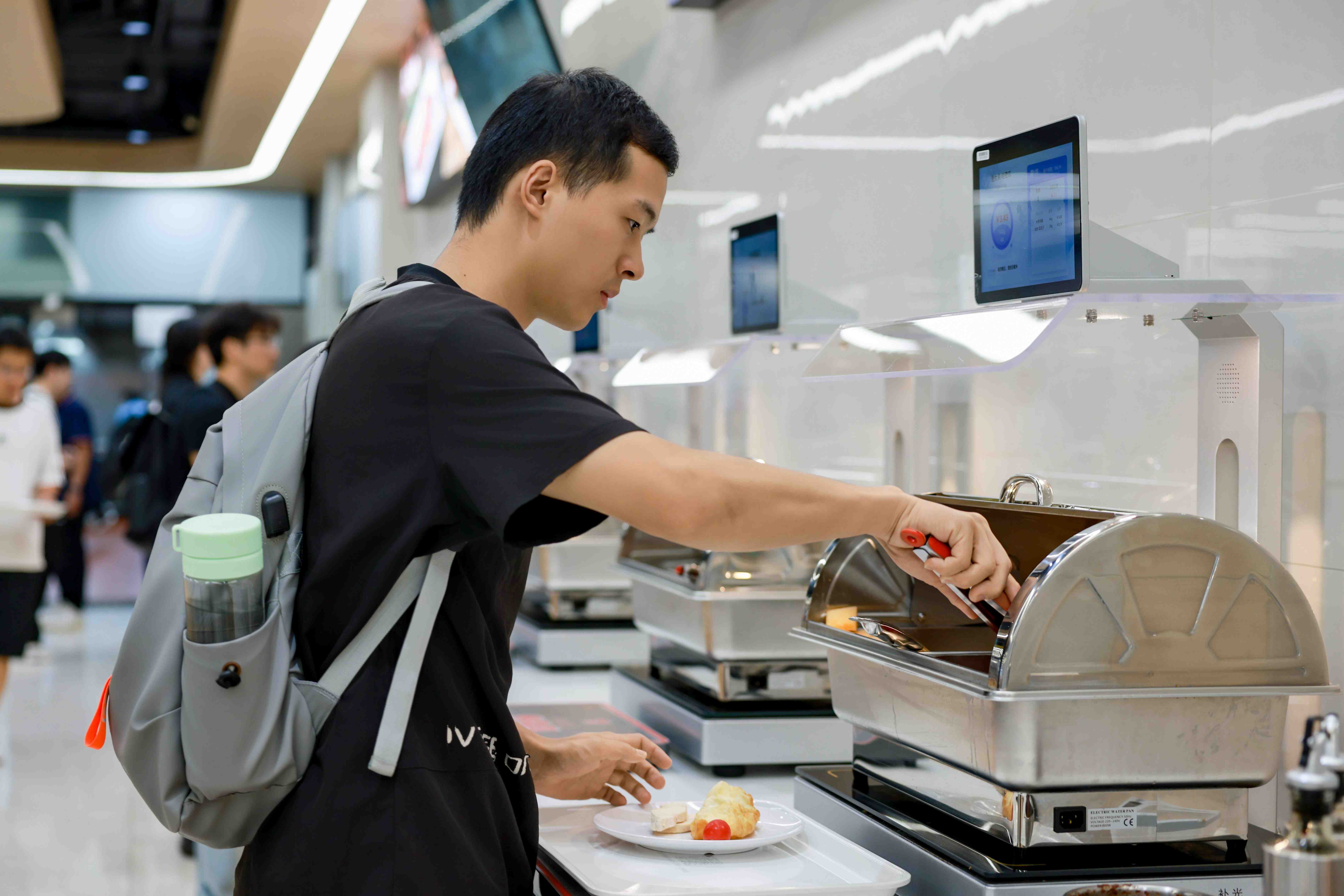 吴迪_早餐打饭.jpg