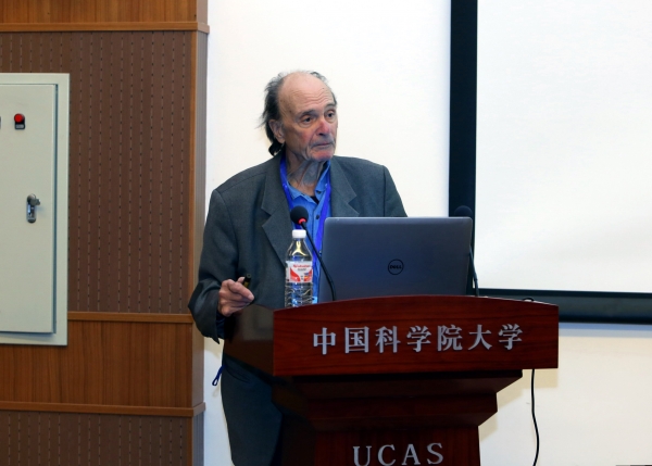 Andrei Velichko做大会报告