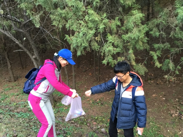 下山途中捡拾道边遗弃物