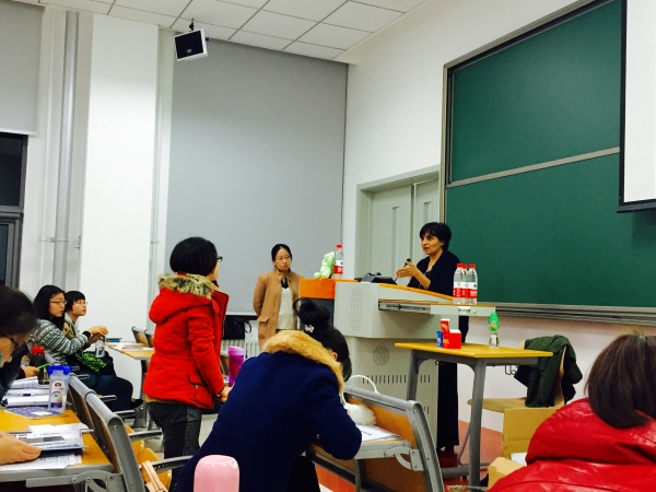 Patel博士与同学进行交流