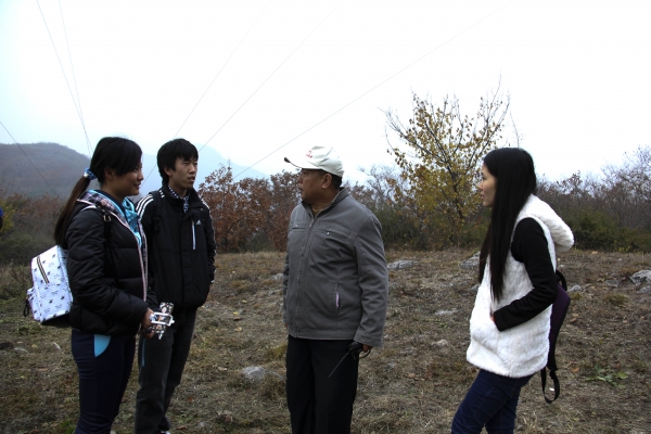 与值守人员拉家常